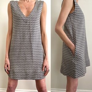 Diane Von Furstenberg V neck Shift Dress Size 12/L